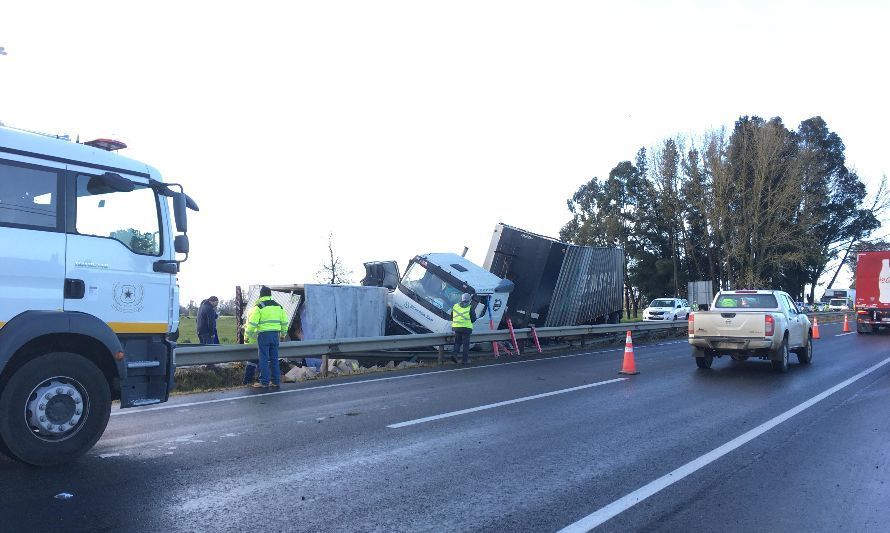 Colisión de camiones en Ruta 5 Sur deja al menos un lesionado

