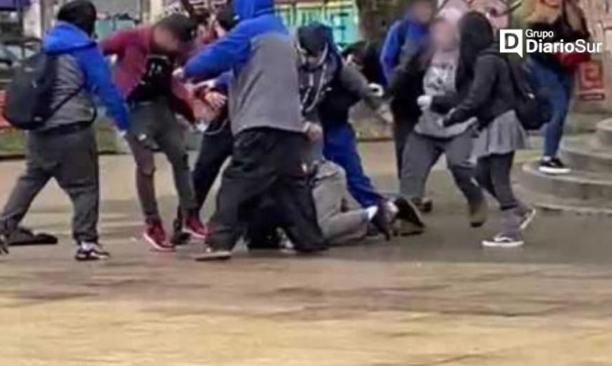 Expulsan a estudiantes que golpearon a otro en plaza de Osorno: víctima debe ser operado