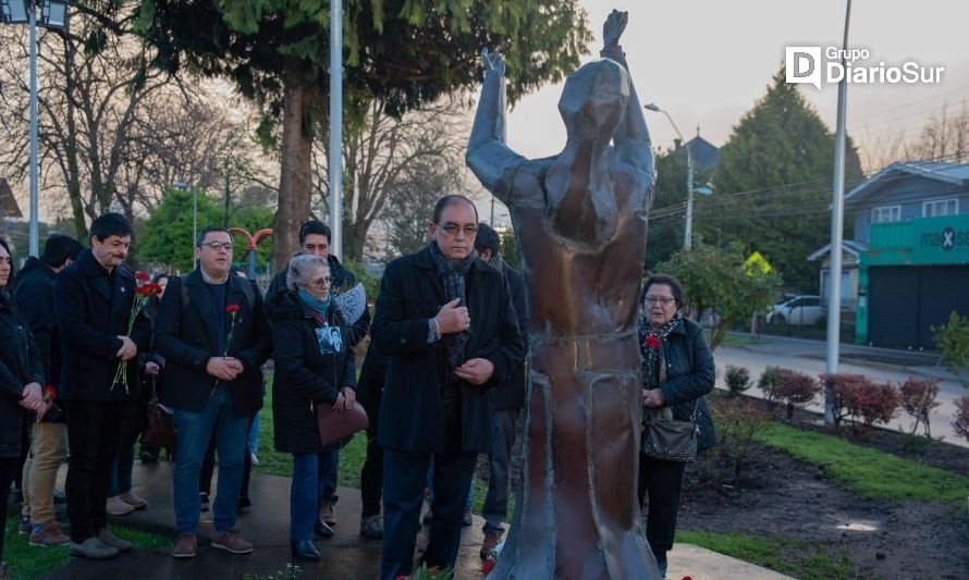 Municipio de Osorno visitó memorial de Detenidos Desaparecidos