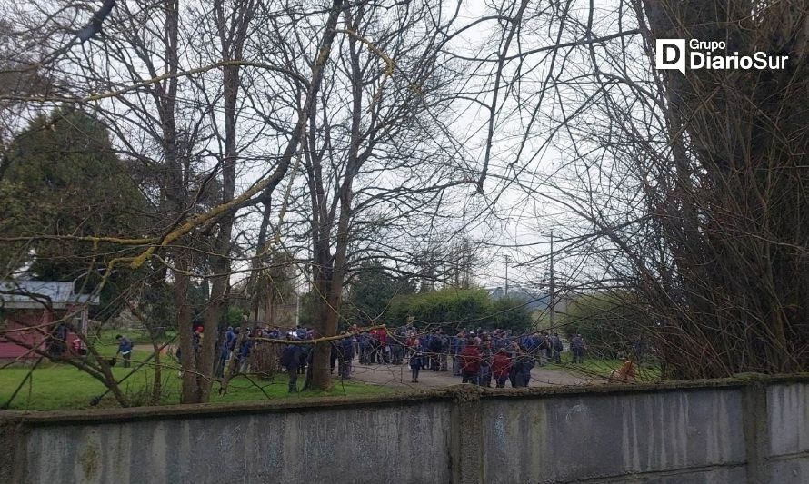 Nuevamente evacúan liceo en Osorno por aviso de bomba