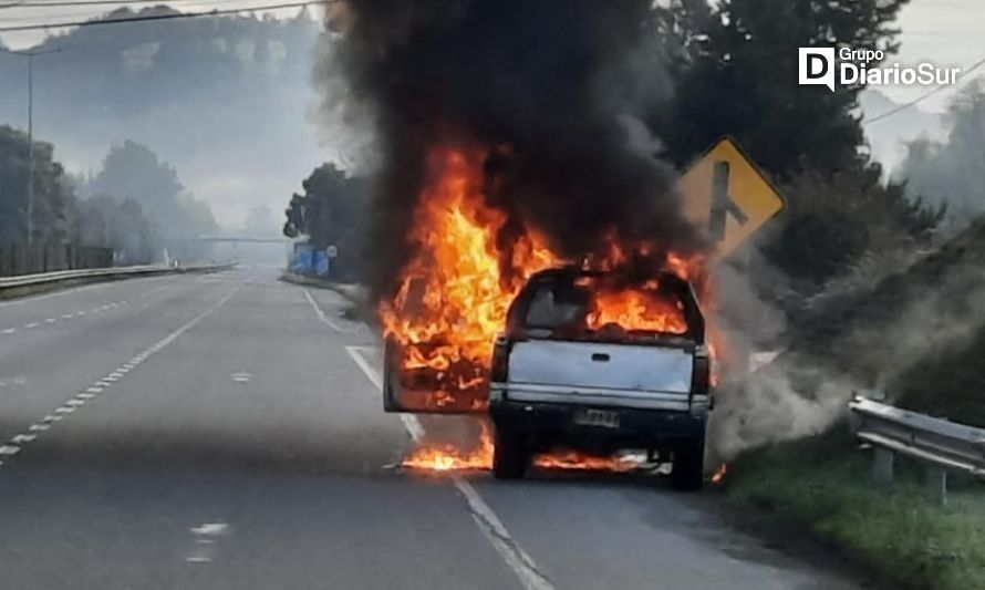 Vehículo se incendia en la Ruta 5 Sur y conductor logra escapar