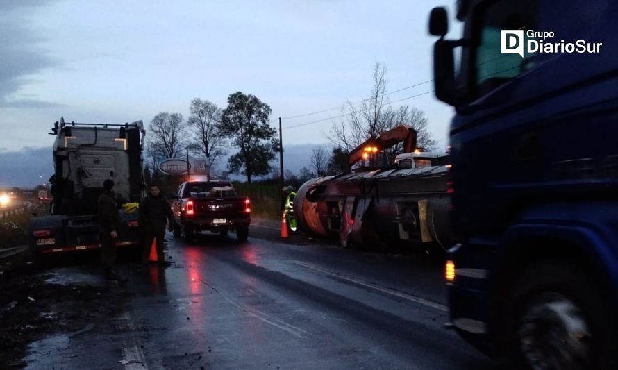 Camión lechero volcó en la Ruta 5 Sur, en San Pablo