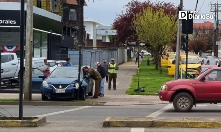 Vehículo chocó contra un poste en la ciudad de Osorno