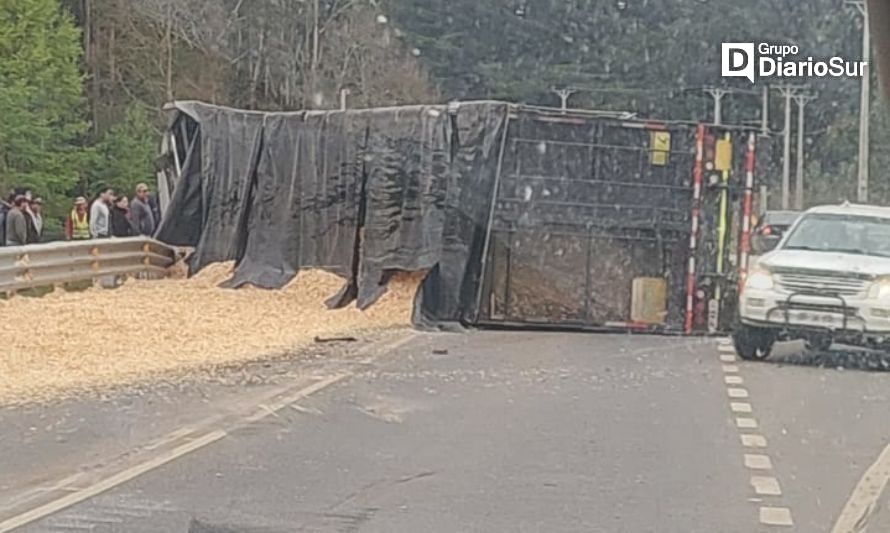 Reportan segundo volcamiento de camión: ahora en la ruta Osorno-San Juan