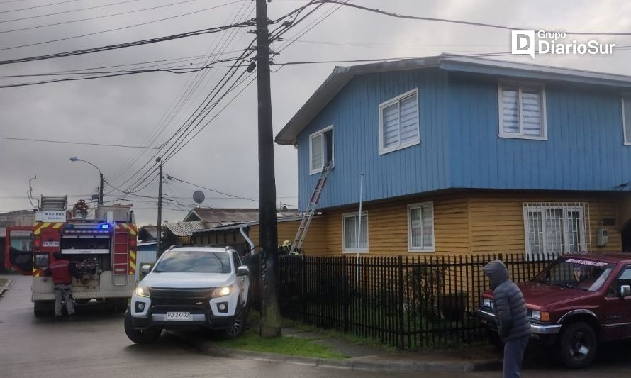 Emergencia en Osorno por fuego en entretecho de vivienda