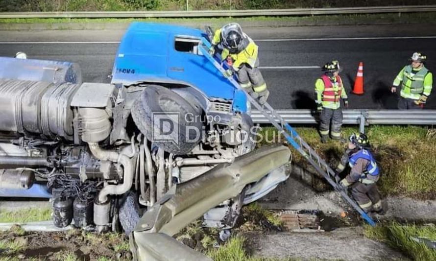 Osorno: camión volcó en la Ruta 5 Sur 