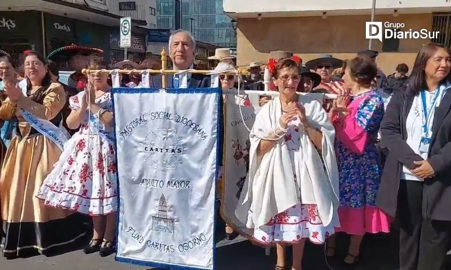 Adultos mayores de Osorno hacen el lanzamiento de su mes especial con desfile