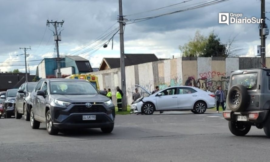 Dos lesionados en colisión vehicular en la ciudad de Osorno