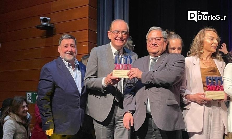 Director del Liceo Eleuterio Ramírez recibe importante premio nacional