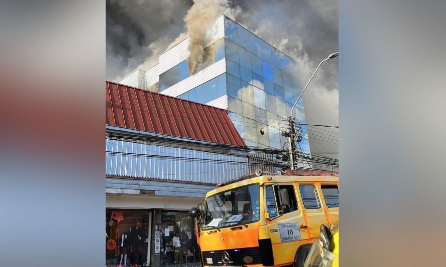 Mega incendio en Valdivia moviliza a todas las compañías de bomberos 