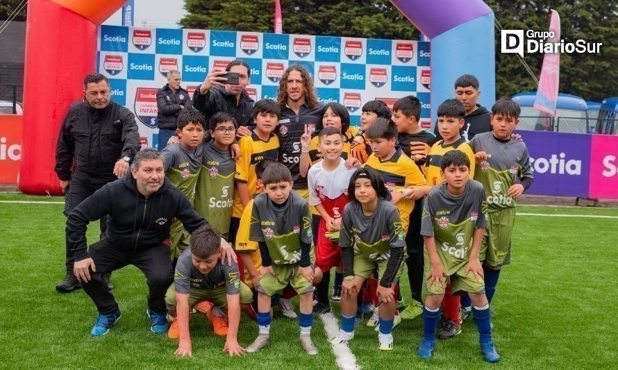 Video | Las mejores jugadas de Carles Puyol (y de sus rivales) durante inauguración de cancha en Rahue Alto, Osorno 
