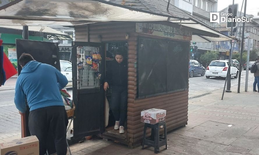 (VIDEO) Desconocidos roban kiosco en centro de Osorno