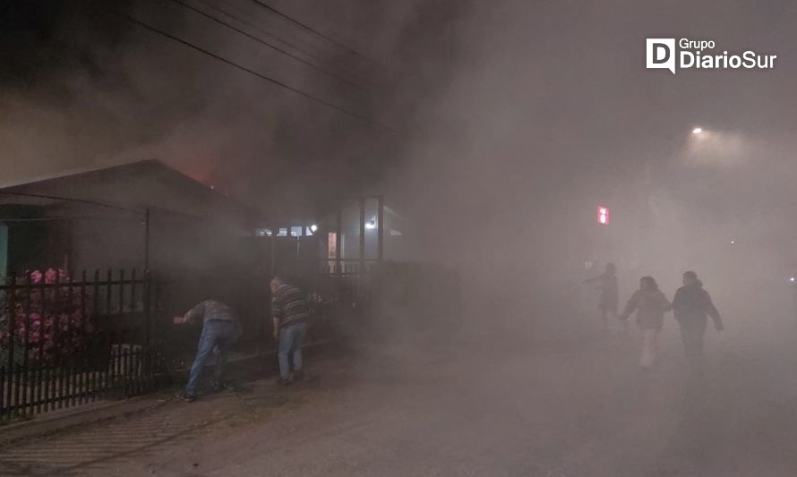 Incendio en Entre Lagos deja familia damnificada y bombero lesionado