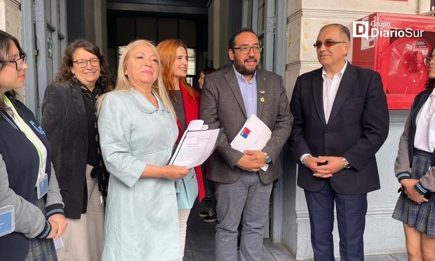 Alcalde firmó convenio que reconoce a tres establecimientos educacionales de Osorno como Bicentenarios