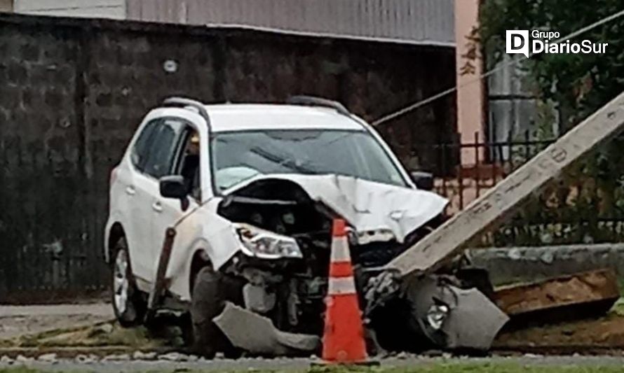 Conductor en estado de ebriedad choca con poste en Osorno