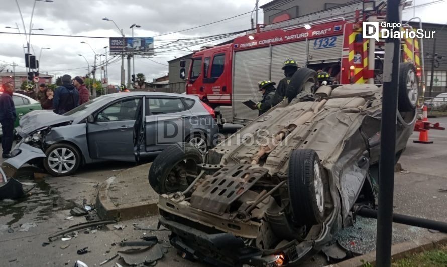 Colisión y volcamiento deja dos lesionados en Osorno