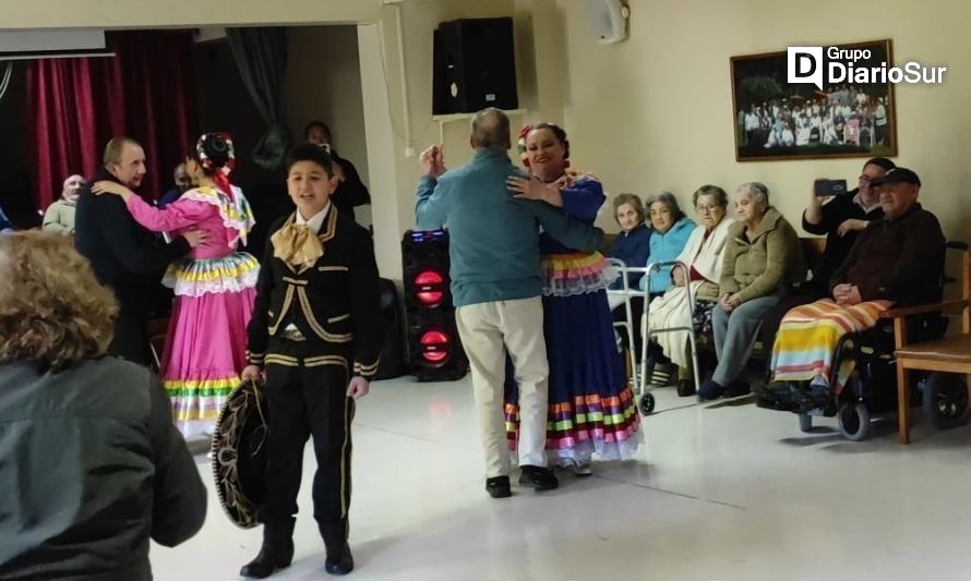 Adultos mayores de hogar osornino disfrutaron de la música mexicana