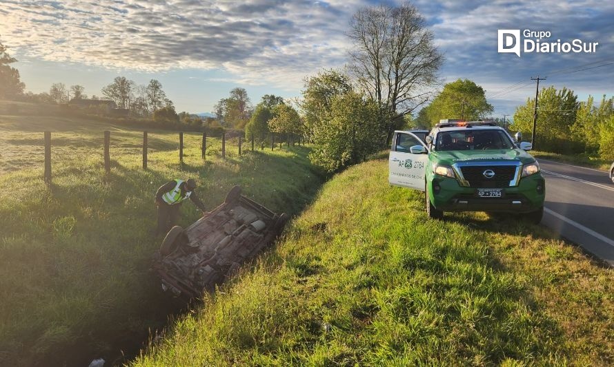 Vehículo volcó de campana en ruta Osorno-Puerto Octay