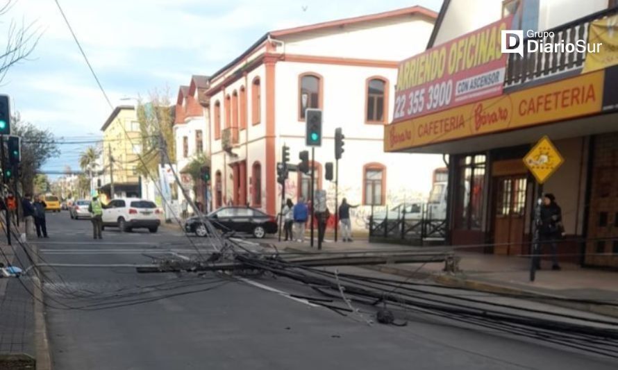 Saesa trabaja en reposición de suministro tras choque contra postes en Osorno