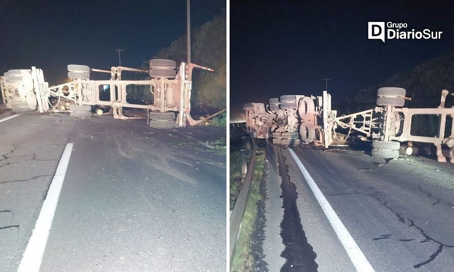 Camión que transportaba troncos chocó y volcó en Ruta 5 Sur