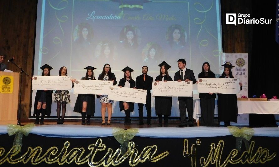 27 estudiantes se graduaron de cuarto medio en el Dharma College de Purranque