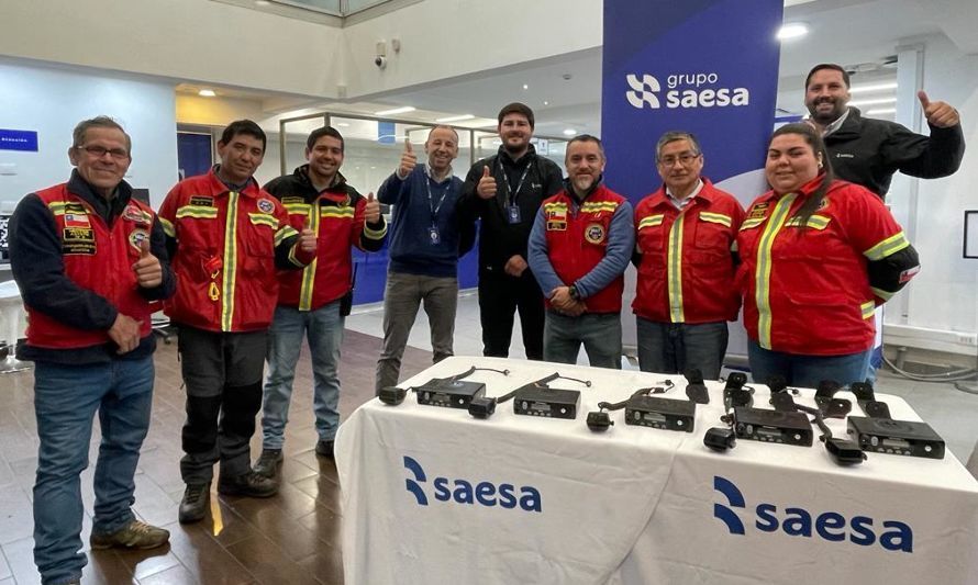 Saesa dona equipos de comunicación radial a Unidad de Rescate de Osorno 