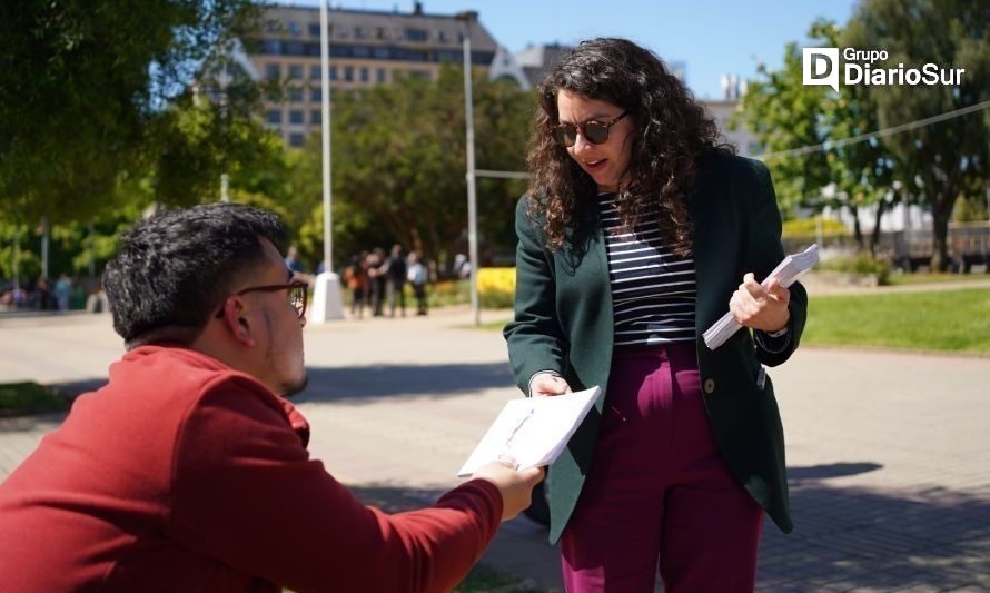 Ministra Javiera Toro, entregó textos de la propuesta constitucional en la Plaza de Armas de Osorno