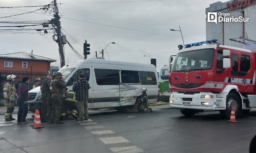 14 involucrados en colisión entre microbús y furgón escolar en Osorno
