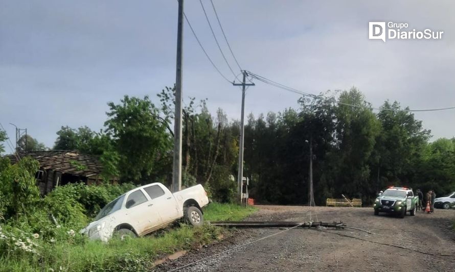 Vehículo choca con poste entre Osorno y Río Negro