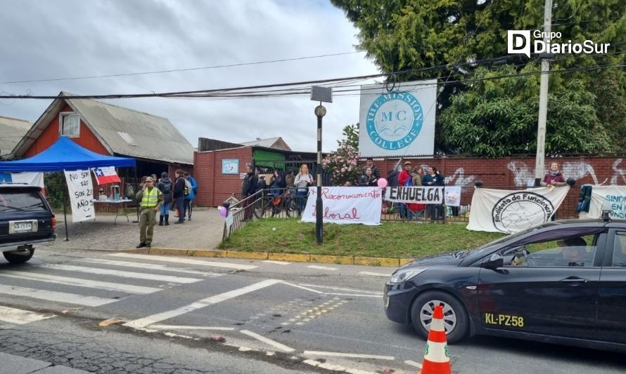 Funcionarios de Mission College comienzan huelga indefinida