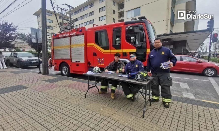 Bomberos realizan campaña de recolección en el centro de Osorno