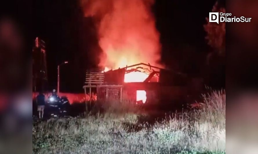 Bomberos de Osorno se movilizan por incendio en una estructura abandonada