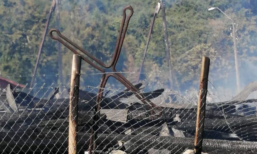 El fuego destruyo por completo la centenaria Iglesia de Carelmapu patrimonio de la humanidad.