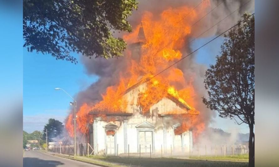 Incendió destruye centenaria iglesia de Carelmapu: era monumento nacional 