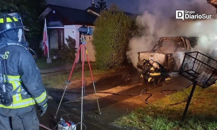 Camioneta se incendió al lado de una casa en Osorno