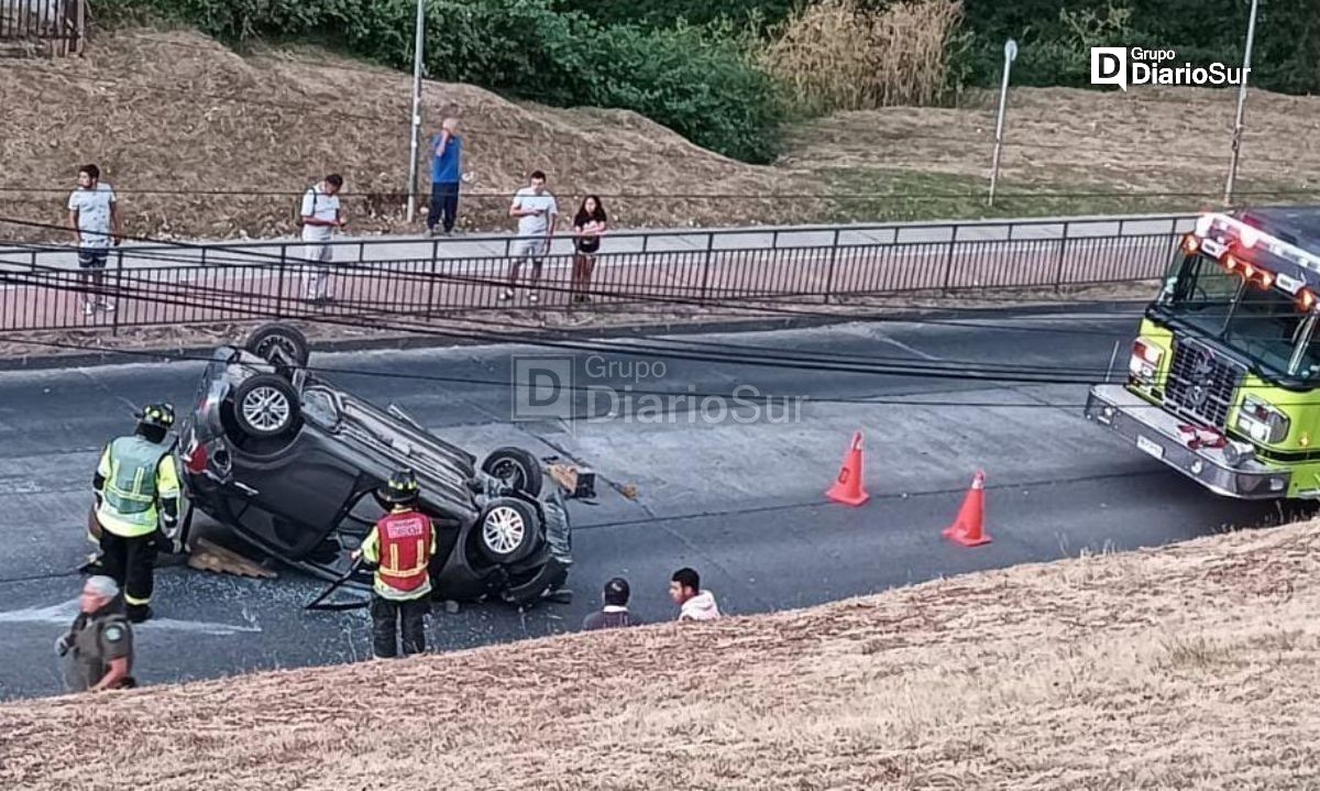 Automóvil chocó y volcó en avenida de Osorno 