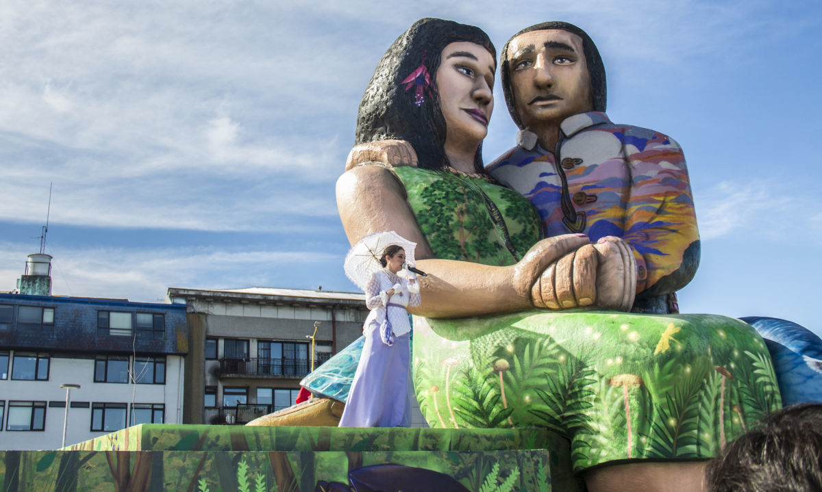 Icónica Escultura Sentados Frente al Mar muestra remozada imagen 