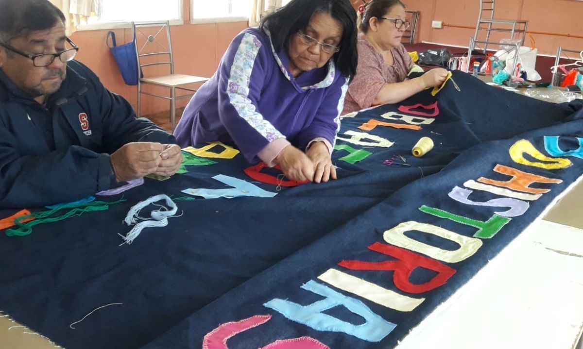 Bordando Memoria: población Eleuterio Ramírez realizó taller de reconstrucción histórica en Osorno