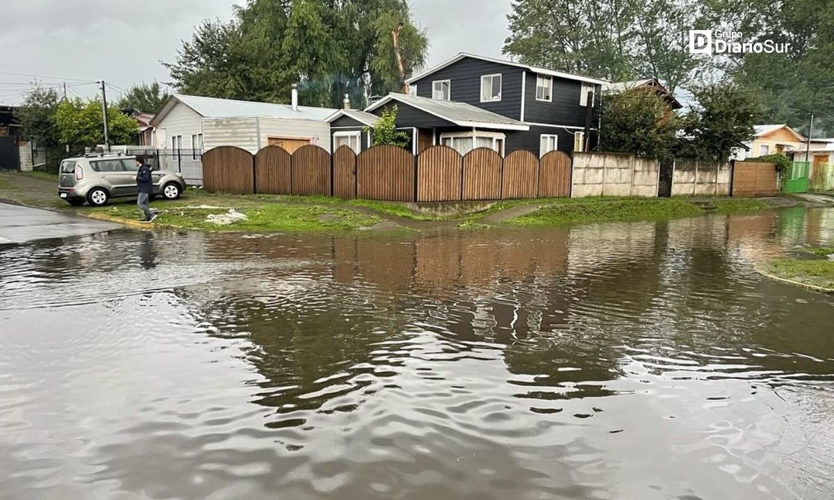 Múltiples calles resultaron anegadas en Osorno producto de la lluvia