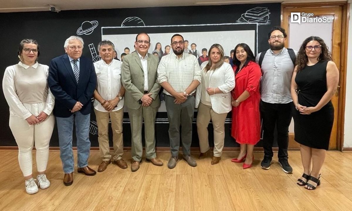 Ministro de Educación comprometió recursos para medidas de mitigación del Liceo Carmela Carvajal