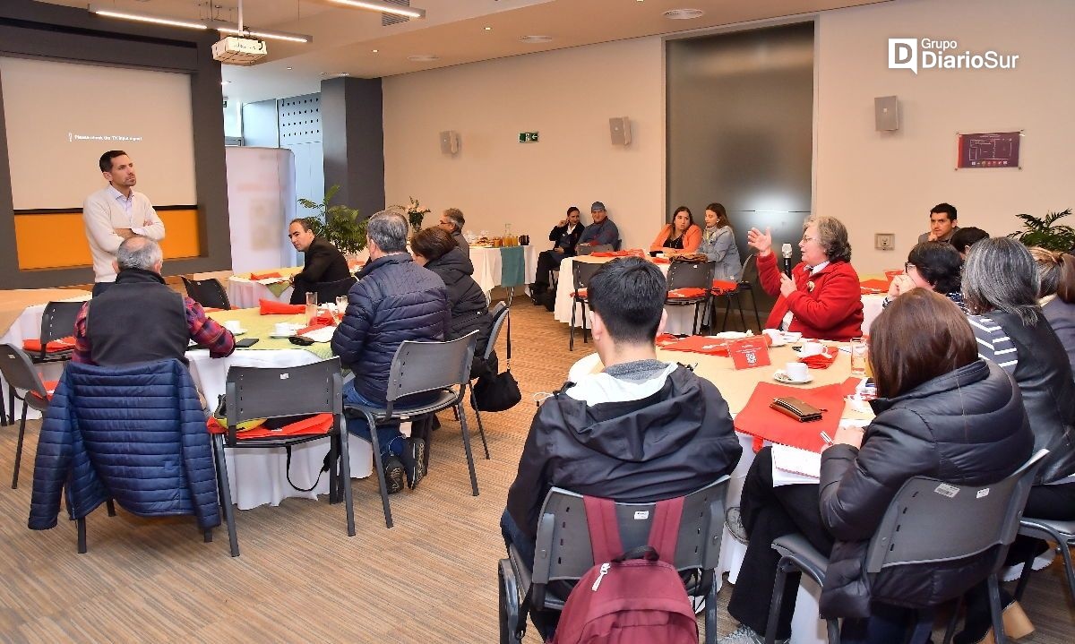 Experto dicta charla sobre convivencia digital en comunidades educativas en Inacap Osorno