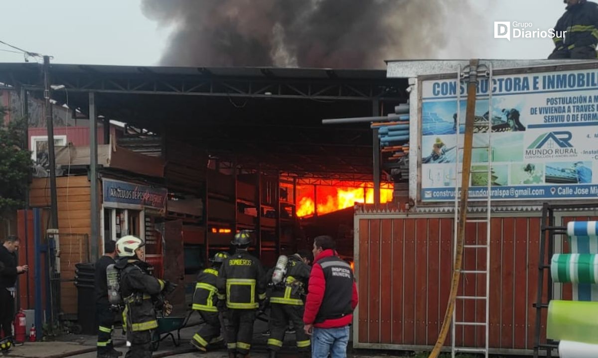 Incendio de proporciones arrasa ferretería en Puyehue