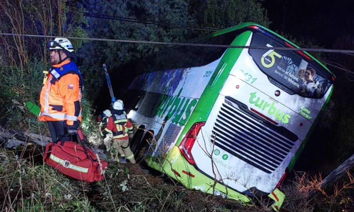 Un fallecido y 15 lesionados deja choque de bus y auto en Los Ríos 