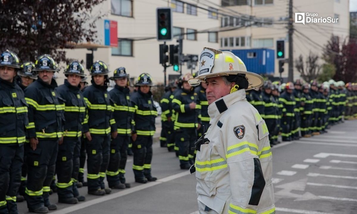 Cuerpo de Bomberos de Osorno entrega uniformes a ocho compañías de la comuna