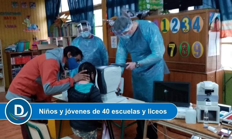Mil alumnos de educación municipal reciben atención oftalmológica integral