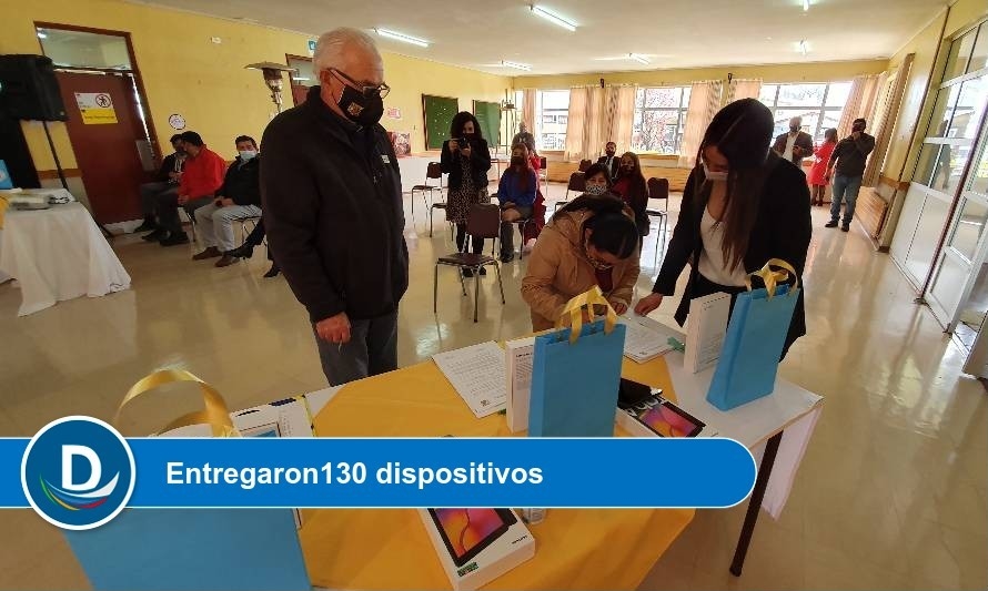 Alumnos de Purranque reciben tablets para reforzar educación a distancia