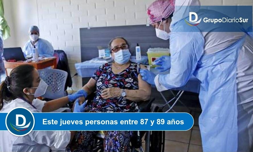 Adultos mayores de Osorno esperan su turno para vacunarse 
