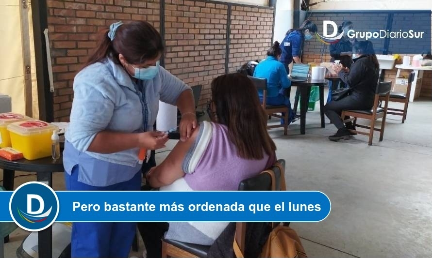 Muchas horas de espera marcan nueva jornada de vacunación Pfizer en Osorno 