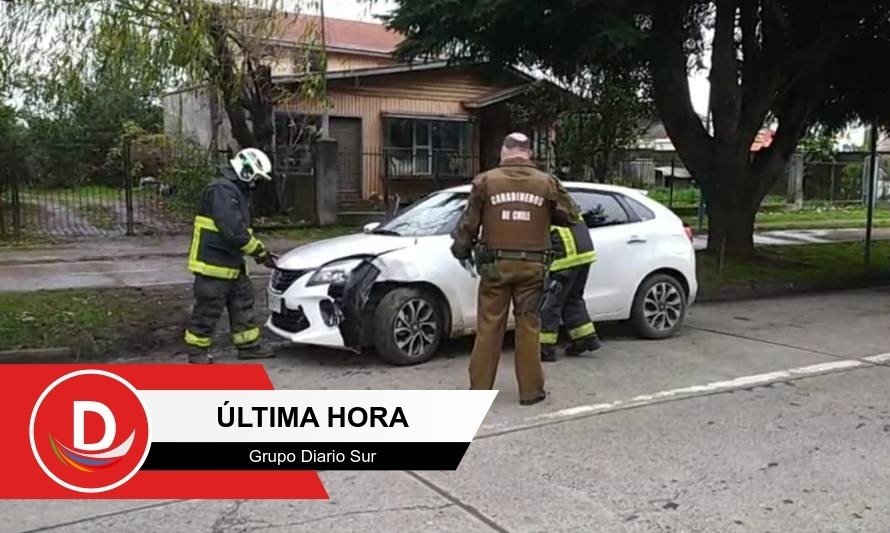 Mujer quedó atrapada tras colisión de vehículo y camión en Osorno