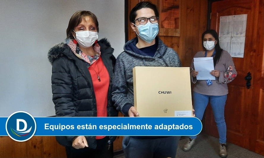 Jóvenes de Puyehue con discapacidad recibieron notebooks 